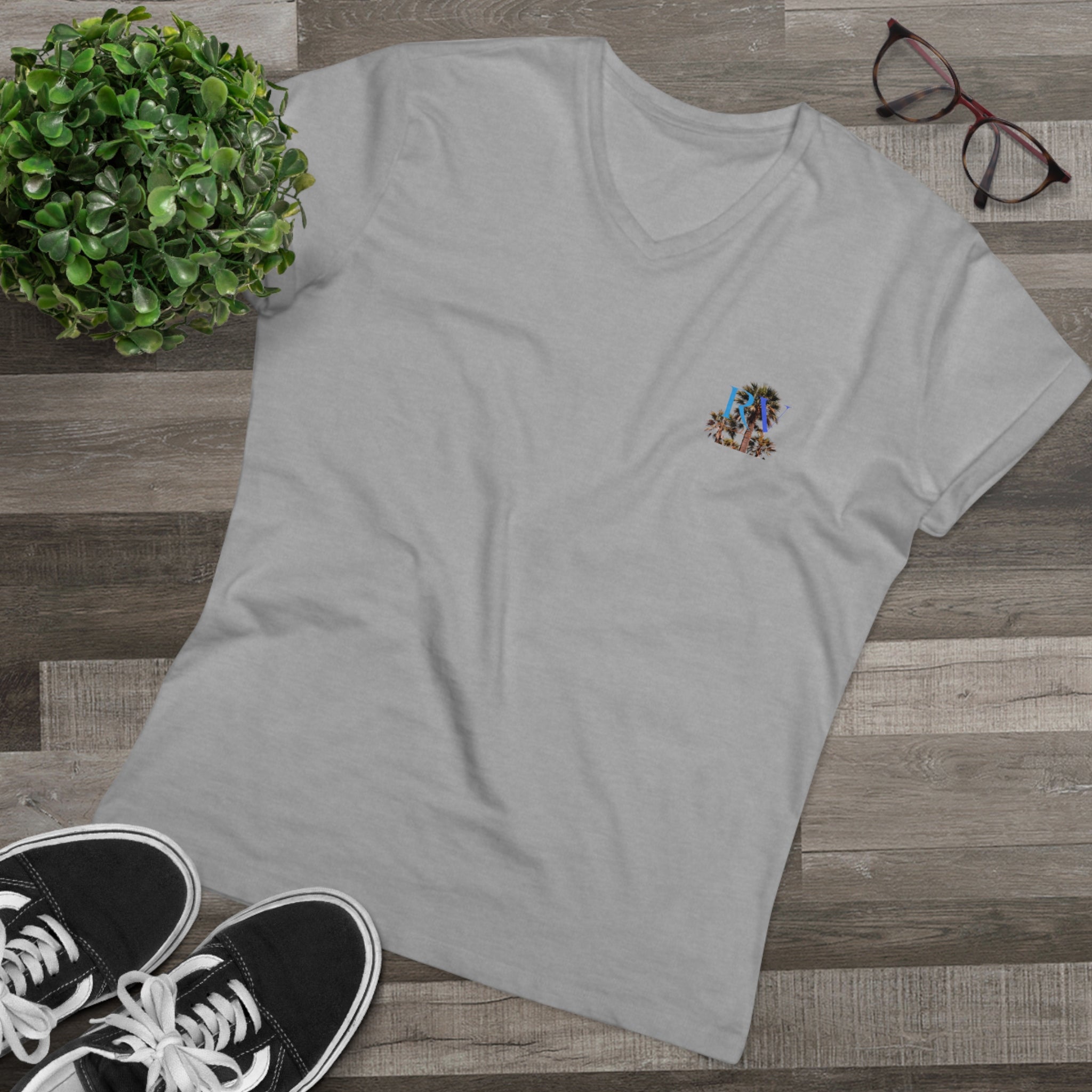 Rich Vibes RV Palm Tree Top Logo - Men’s Presenter V-neck