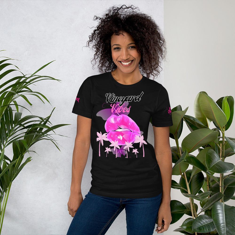 Vineyard Vibes Tropical Pink Print Diva Kiss - Unisex t-shirt Black