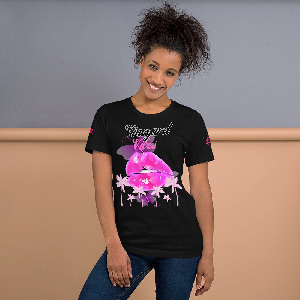 Vineyard Vibes Tropical Pink Print Diva Kiss - Unisex t-shirt Black