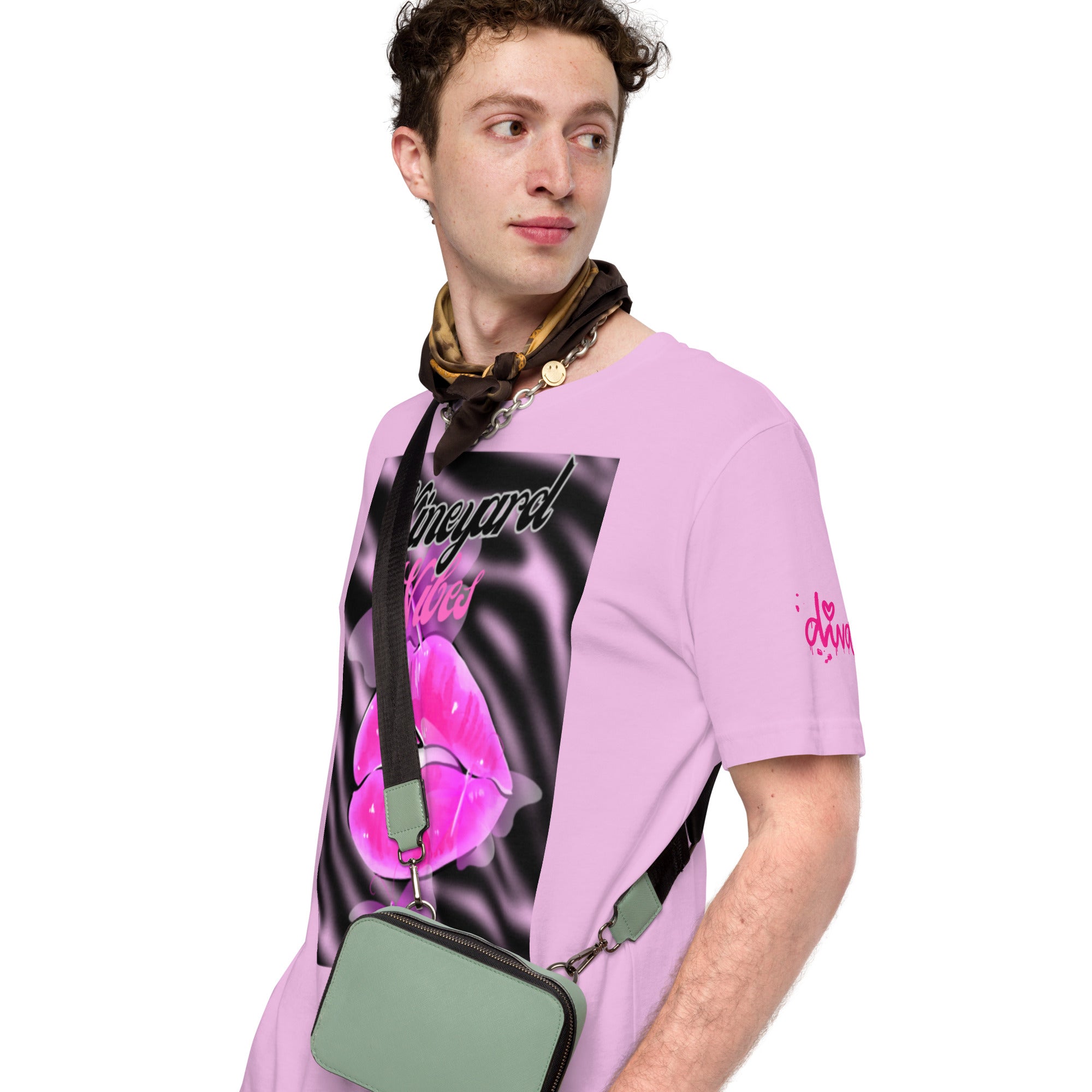 Vineyard Vibes Pink Print Diva Kiss - Unisex t-shirt Lilac