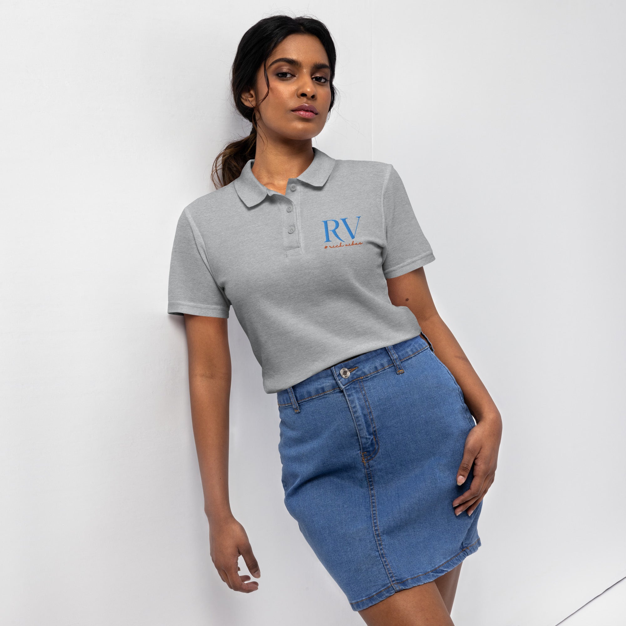 Rich Vibes RV Logo - Women’s pique polo shirt