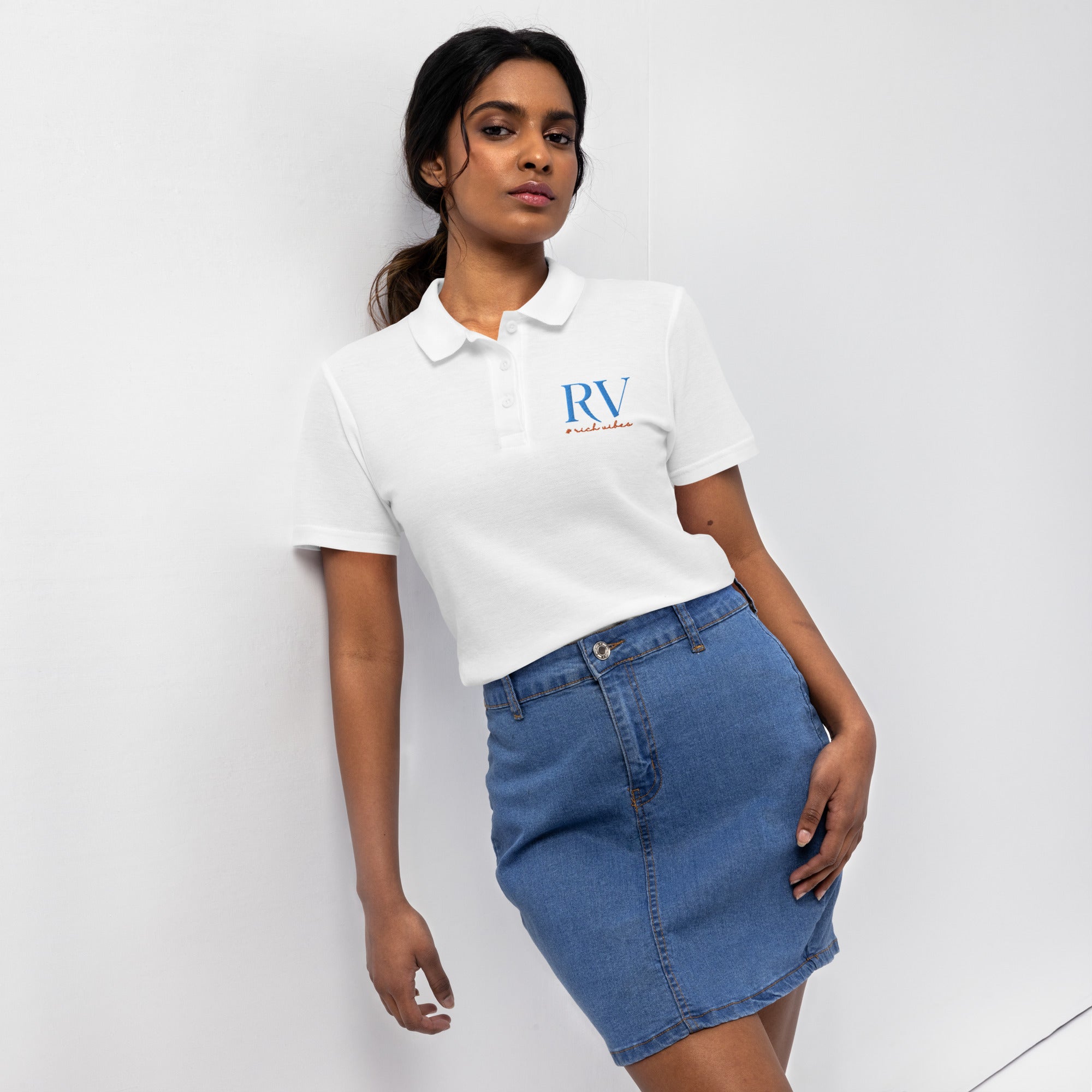 Rich Vibes RV Logo - Women’s pique polo shirt